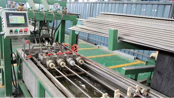 304不銹鋼焊管在流體輸送領(lǐng)域有哪些優(yōu)勢？